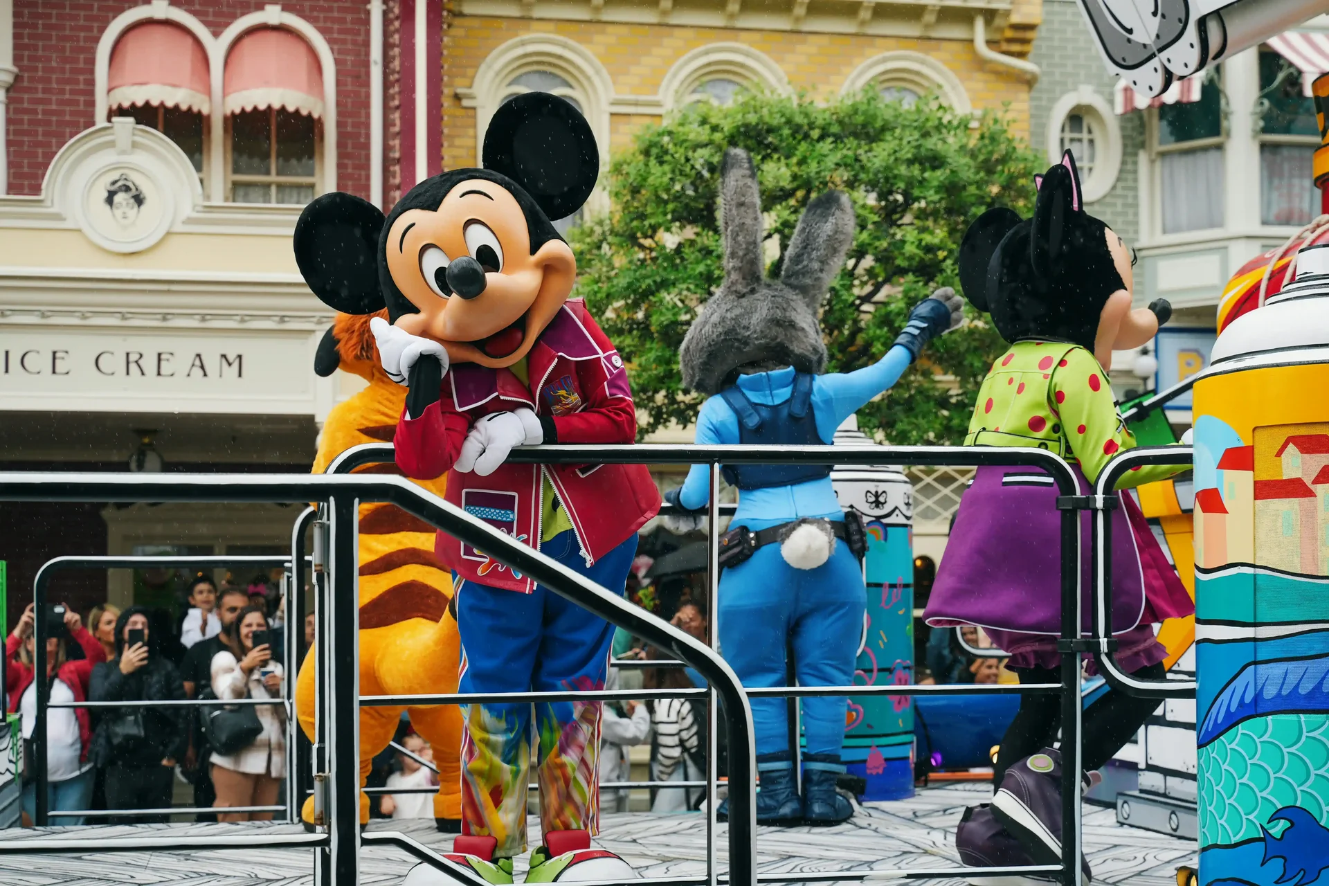 Mickey Mouse em desfile na Disney Paris
