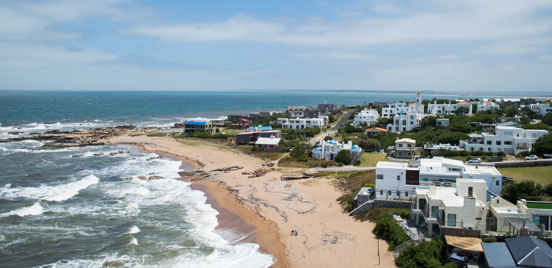 praia com casas brancas