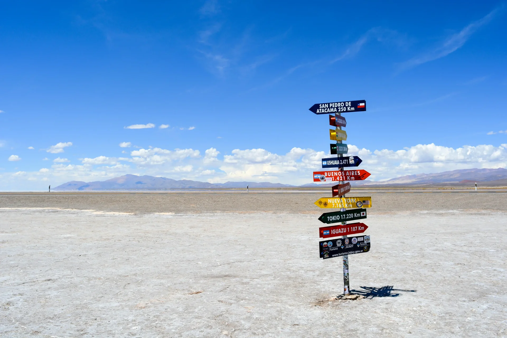 Placa com localidades da América do Sul no deserto do Atacama, no Chile.