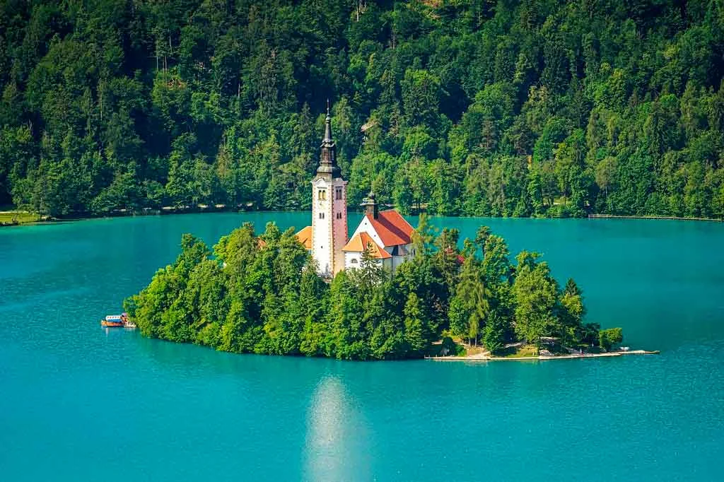 Lago com agua verde, com uma ilha com um castelo ao centro