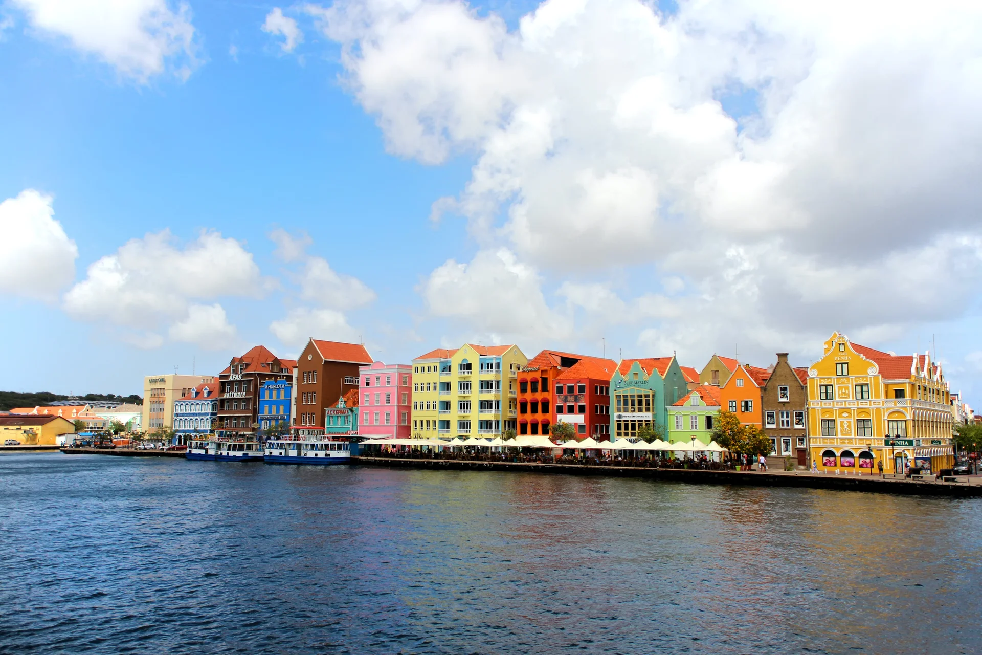 baia com prédios coloridos ao fundo em Willemstad