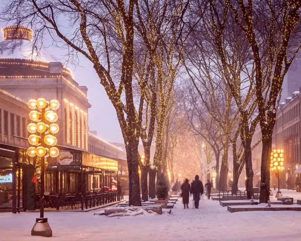 Rua de Boston decorada para o Natal, com neve cobrindo o chão e luzes douradas nas árvores, criando uma atmosfera festiva e aconchegante