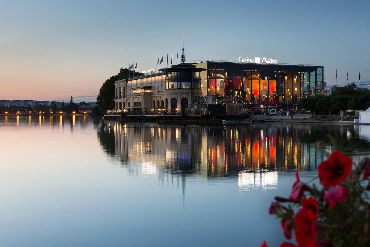 Casino Barrière, na parte inferior o mar, com o predio do cassino ao fundo, ao entardecer