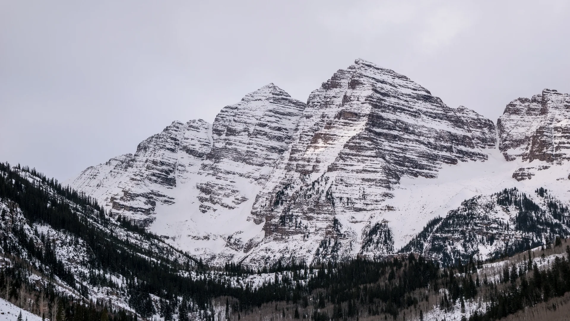 montanha com neve em aspen colorado