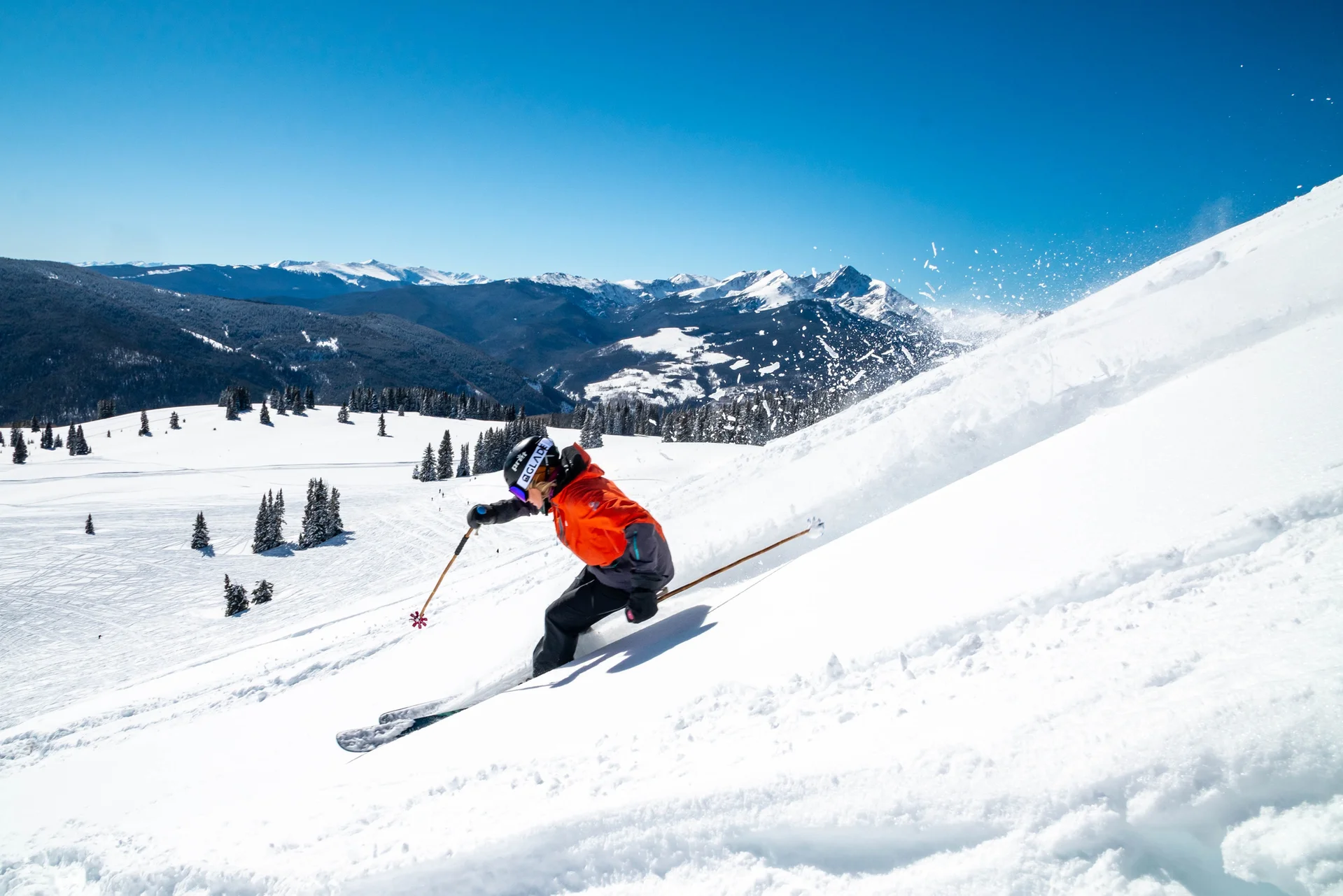 pessoa esquiando em Vail colorado