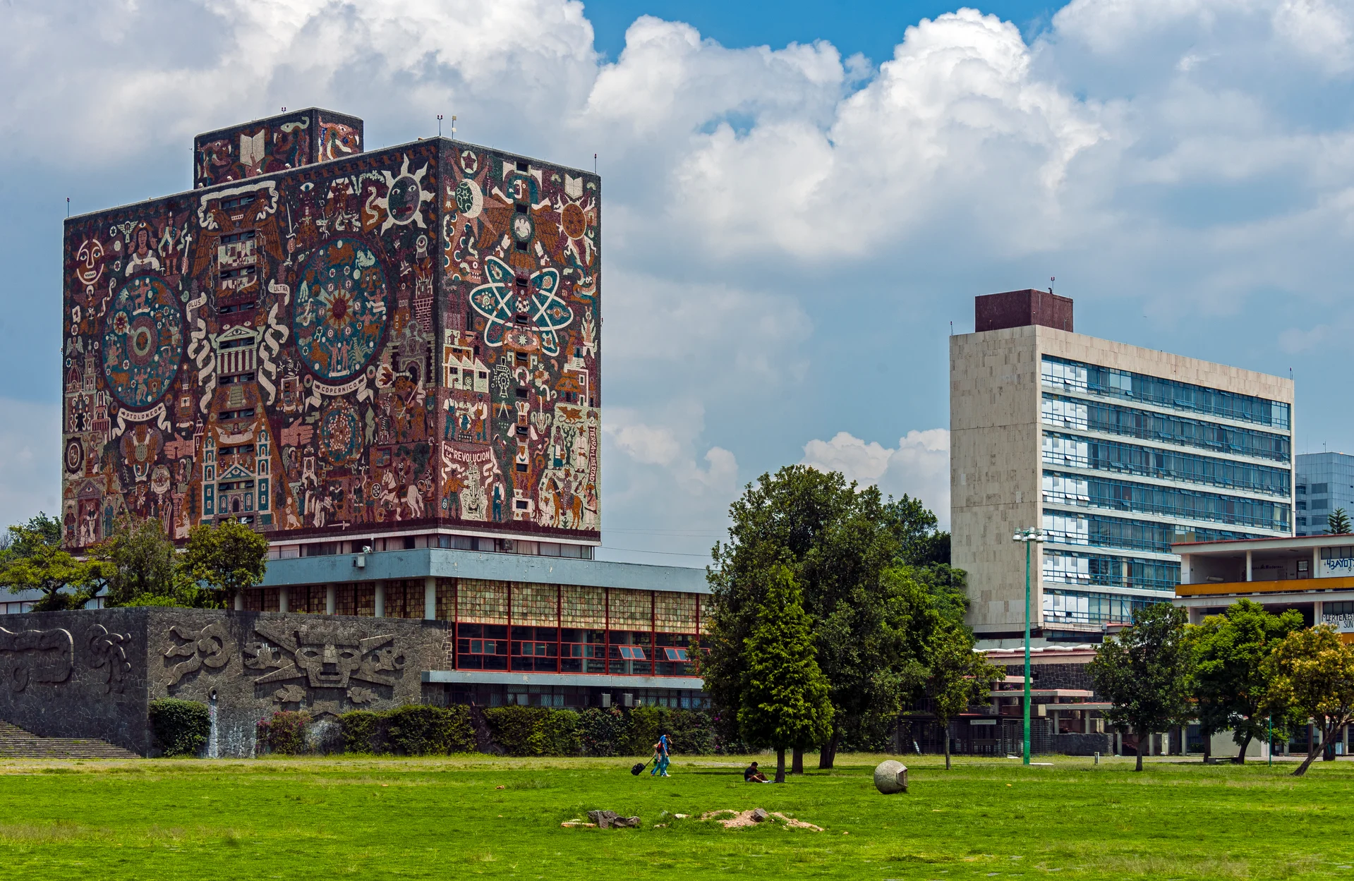 Biblioteca e Torre de Humanidades