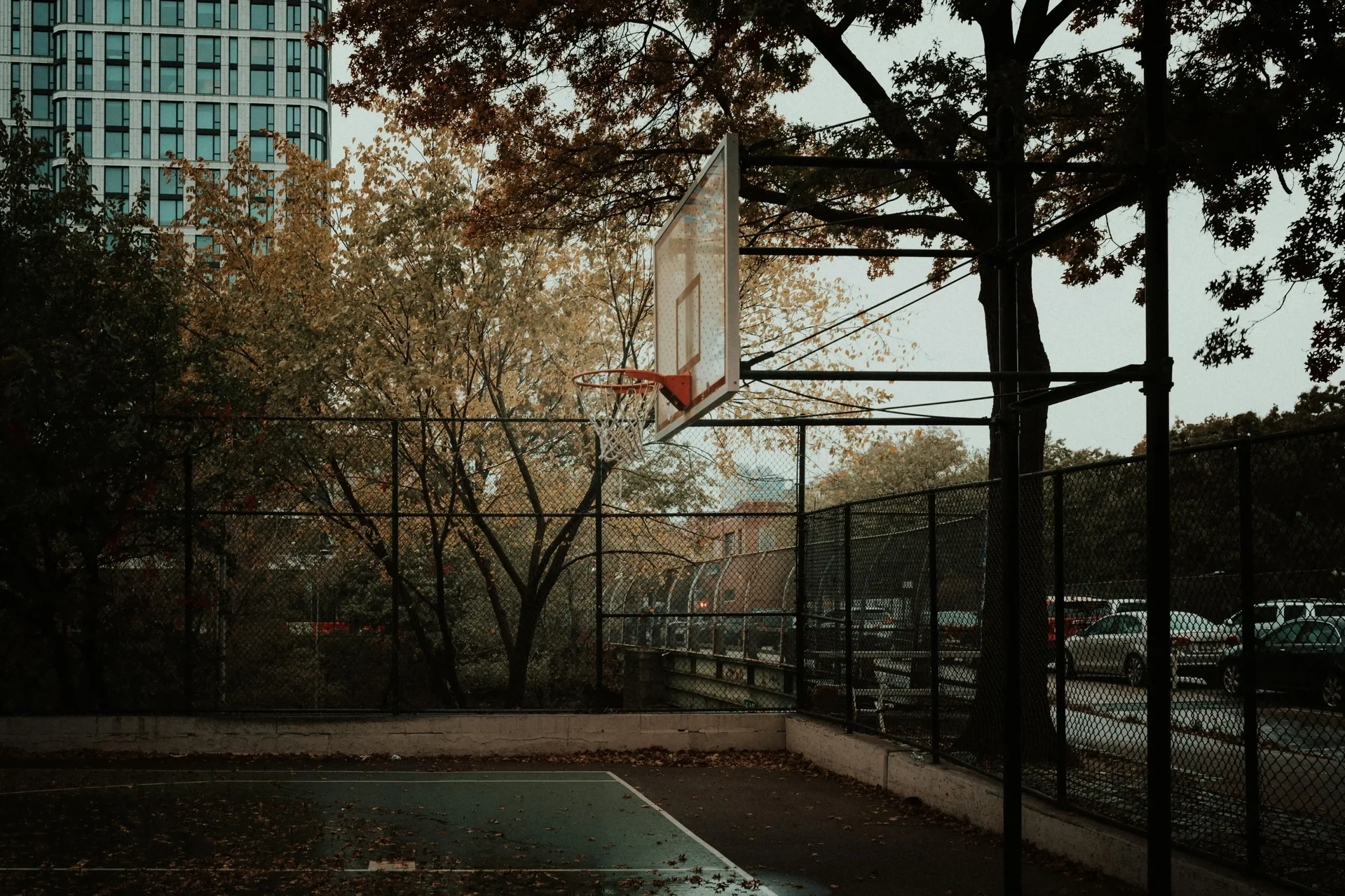 Quadra de basquete durante o outono em Nova York.