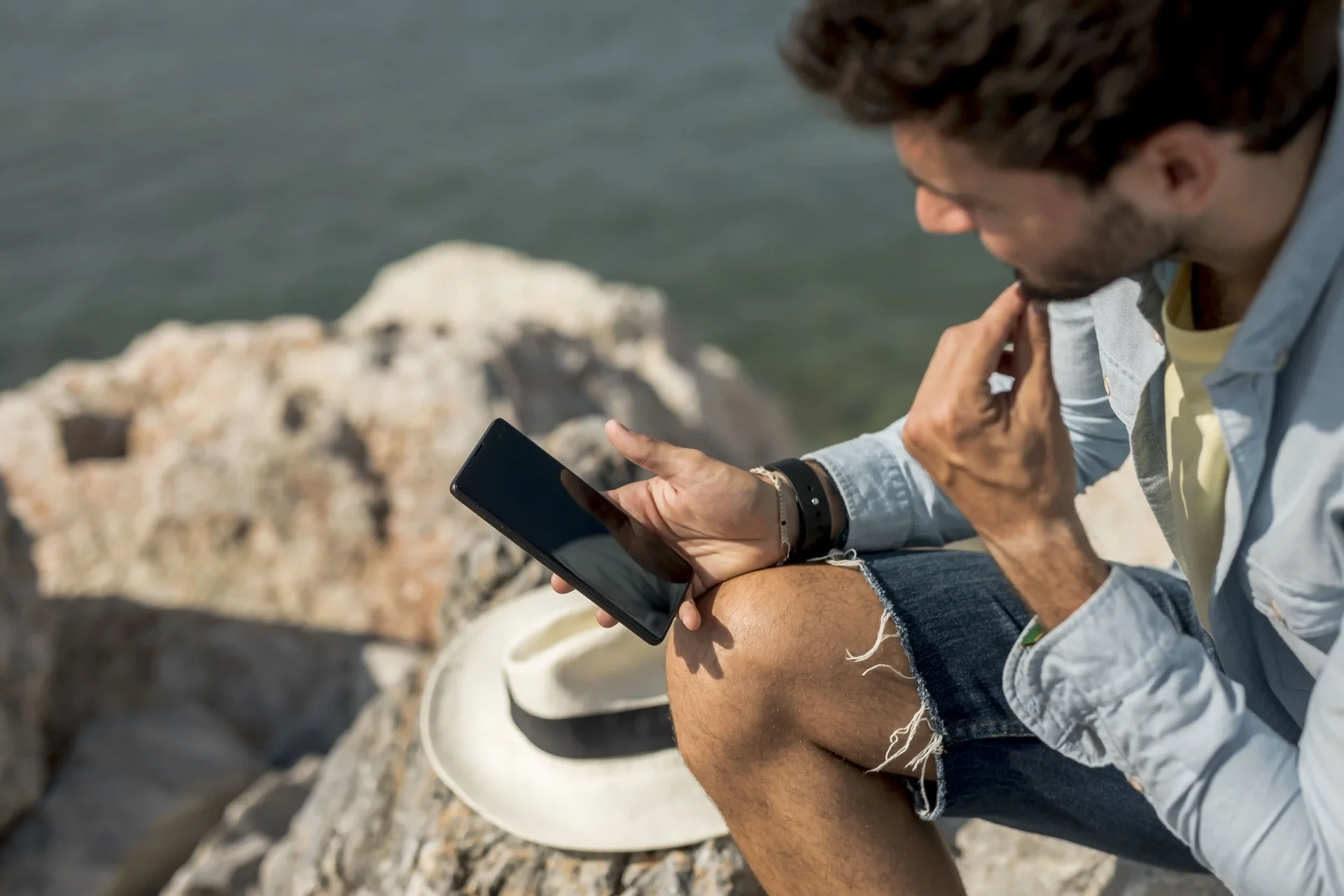 Homem olhando smartphone buscando internet móvel