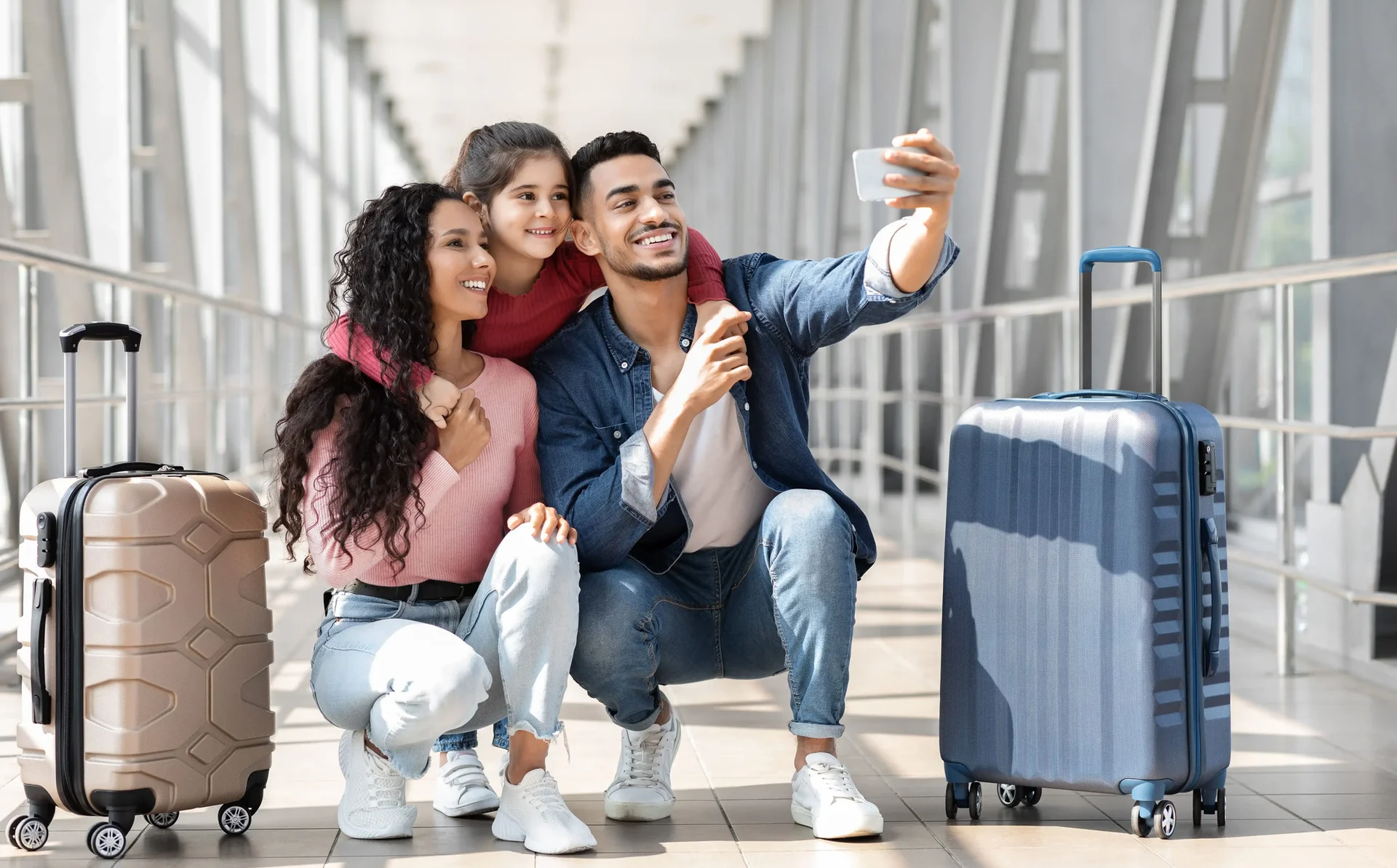 Família tirando uma selfie no aeroporto antes de viajar internacionalmente