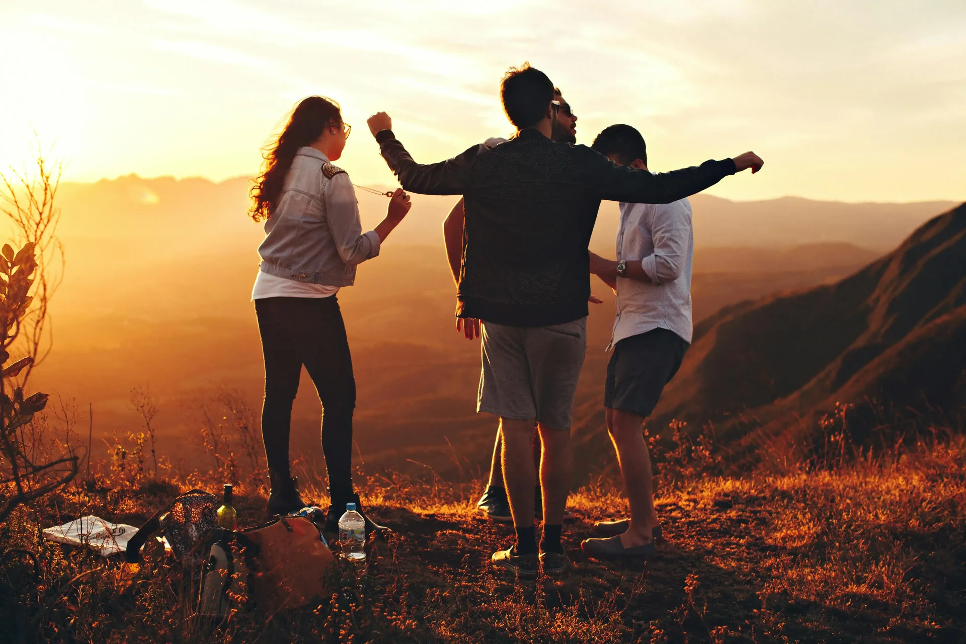 Jovens felizes reunidos em montanha durante viagem de feriado.