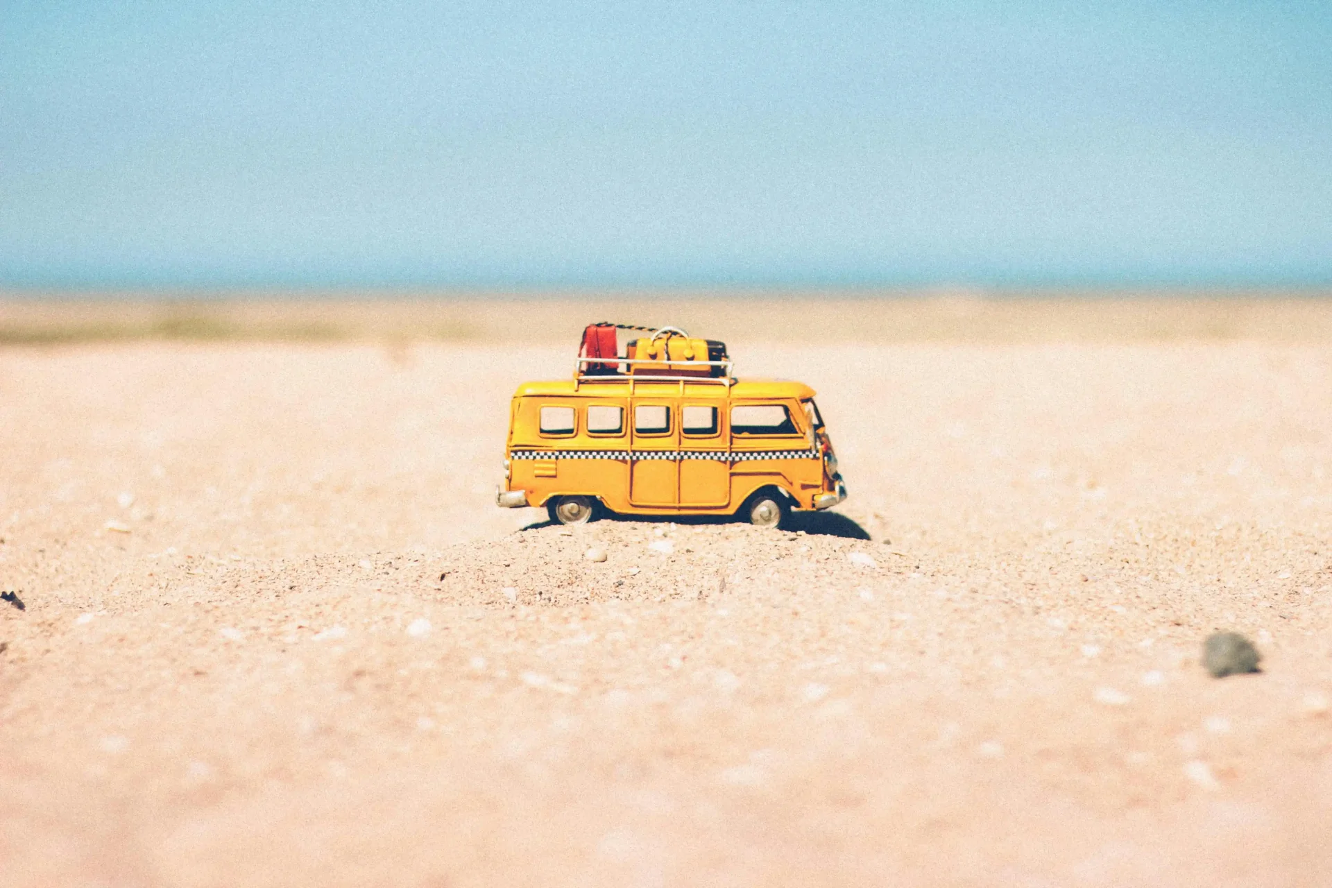 Carrinho de brinquedo na praia representando feriado 2025 no Brasil.