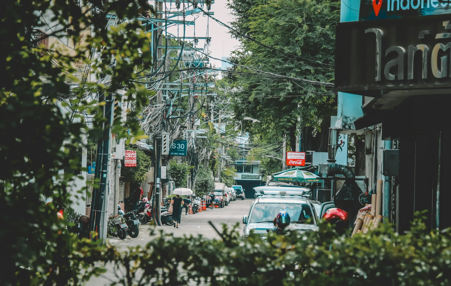 Ruas de Bangkok representando os melhores locais para se hospedar na cidade.