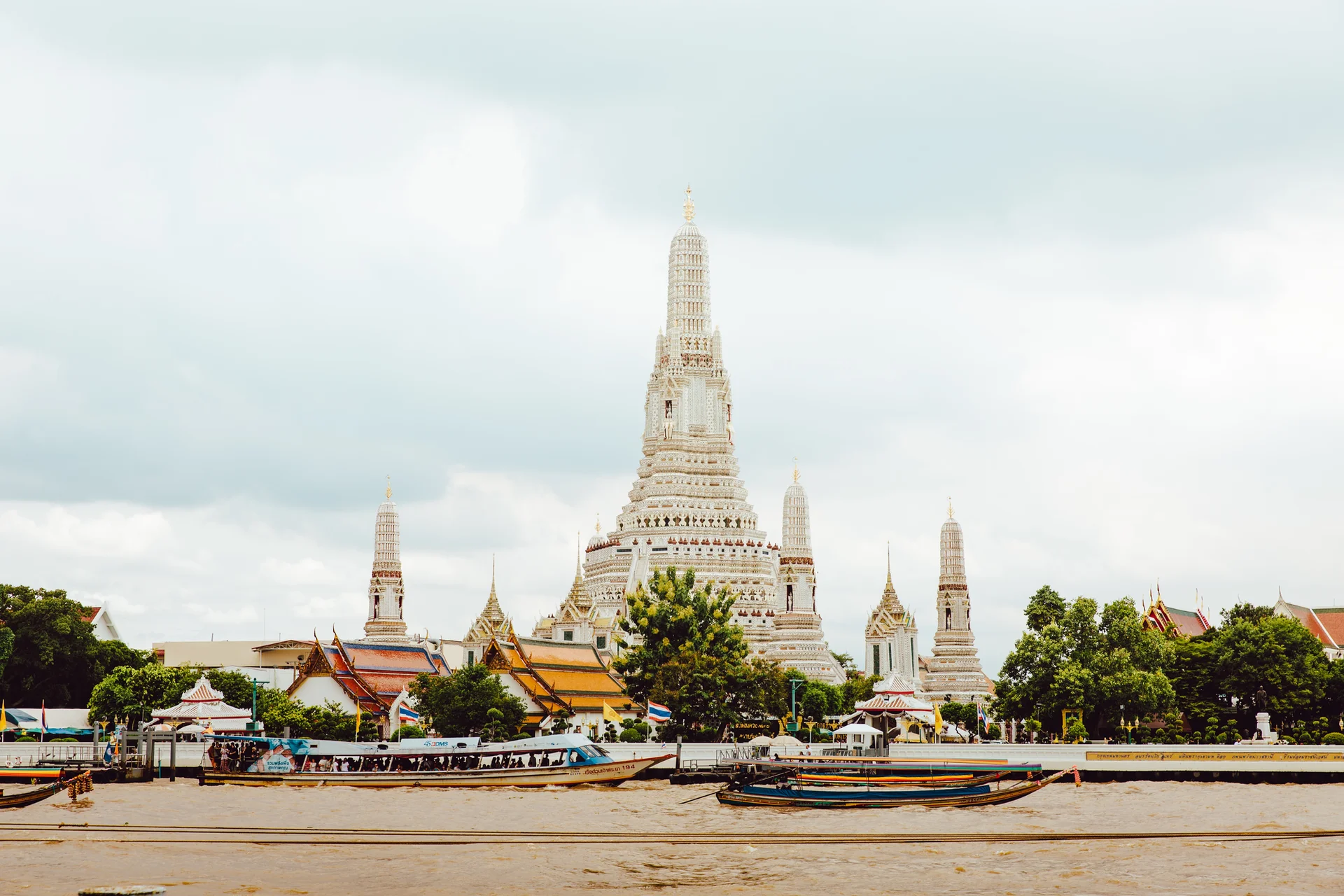 O Wat Arun é um imponente templo e ponto turístico do país.