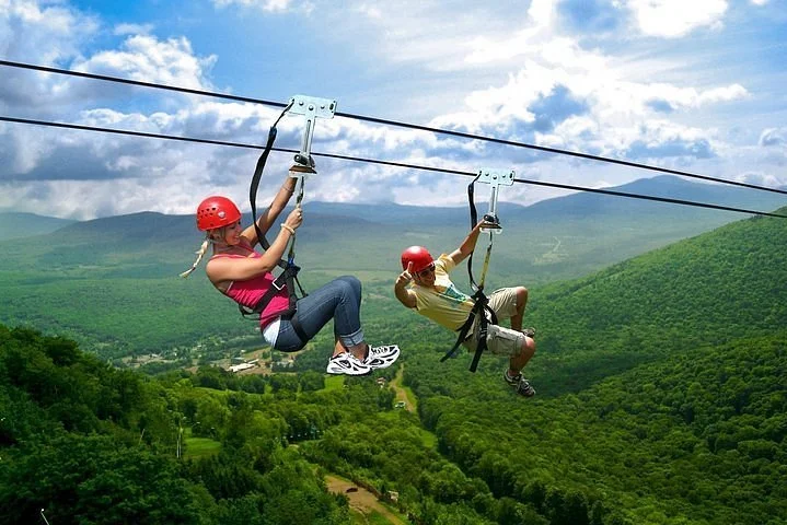 duas pessoas descendo de tirolesa em Samaná República Dominicana