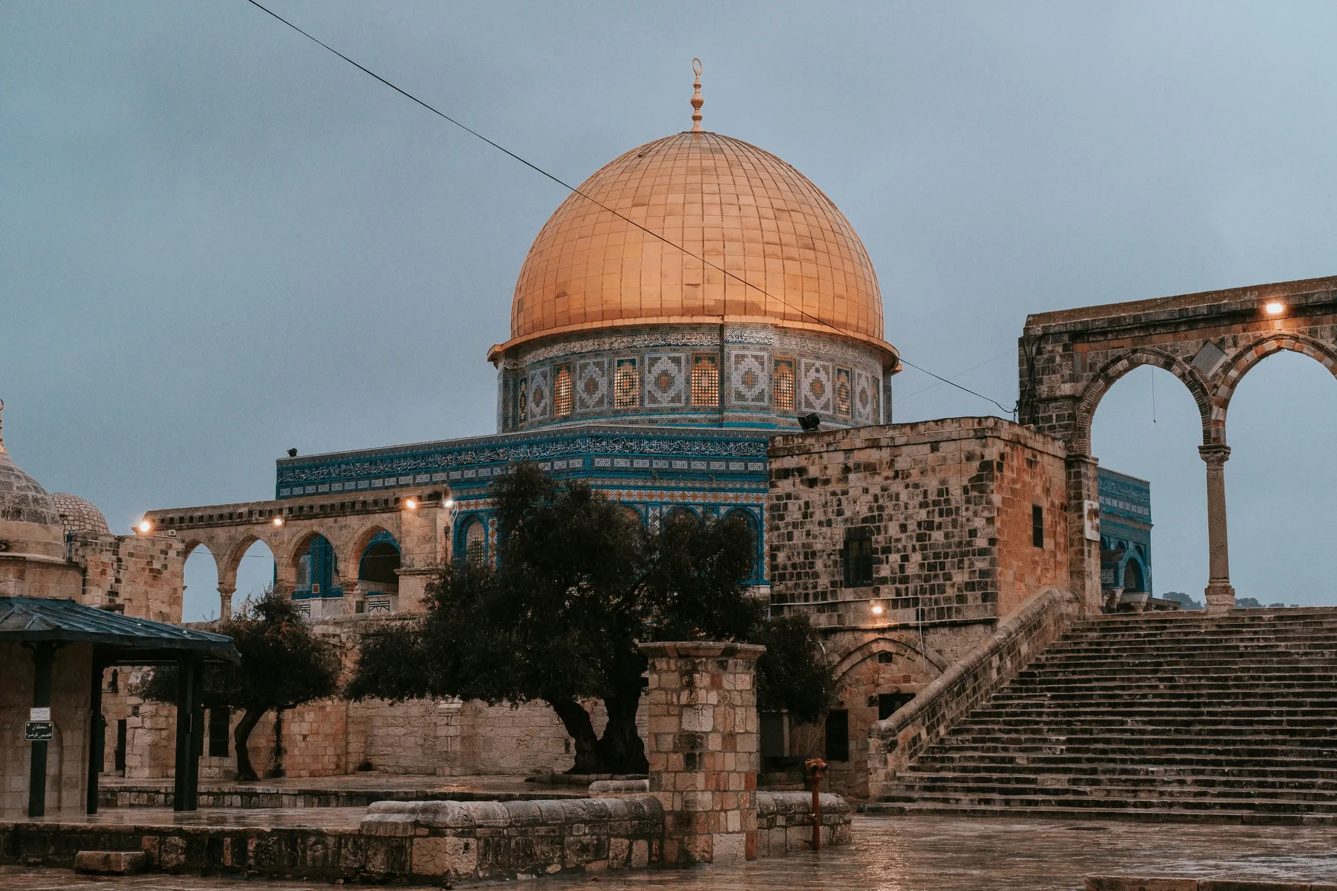 Domo da Rocha em Jerusalém, com sua cúpula dourada e arquitetura islâmica intrincada.