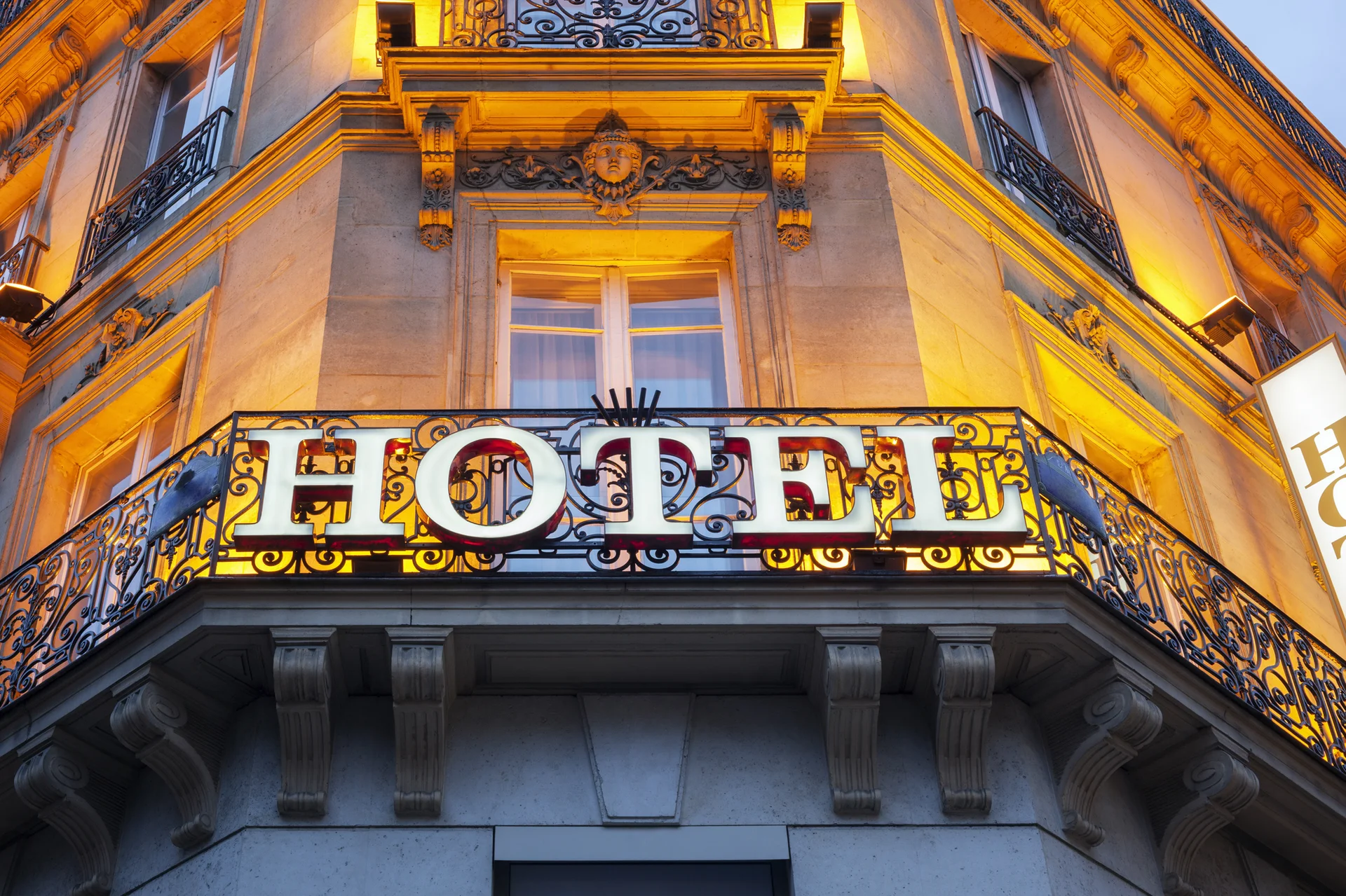 Fachada de hotel de luxo em Paris em matéria sobre como economizar em hoteis de luxo em Paris
