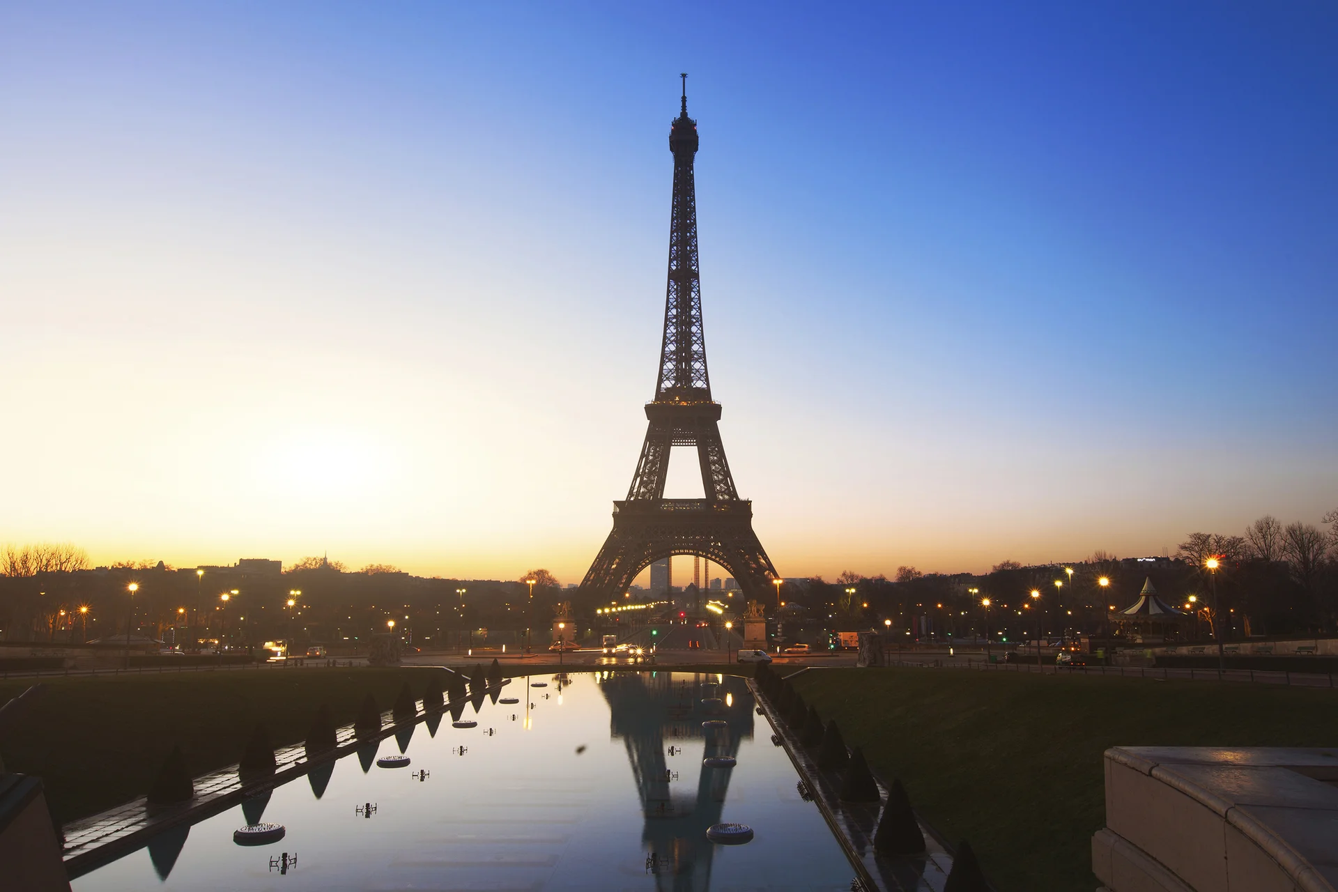 Torrei Eiffel ilustrando post cobre como economizar em hotéis de luxo em Paris