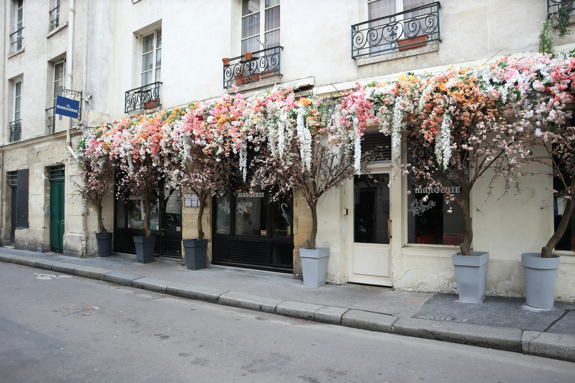 Foto do bairro Marais em post sobre como economizar em hoteis de luxo em Paris