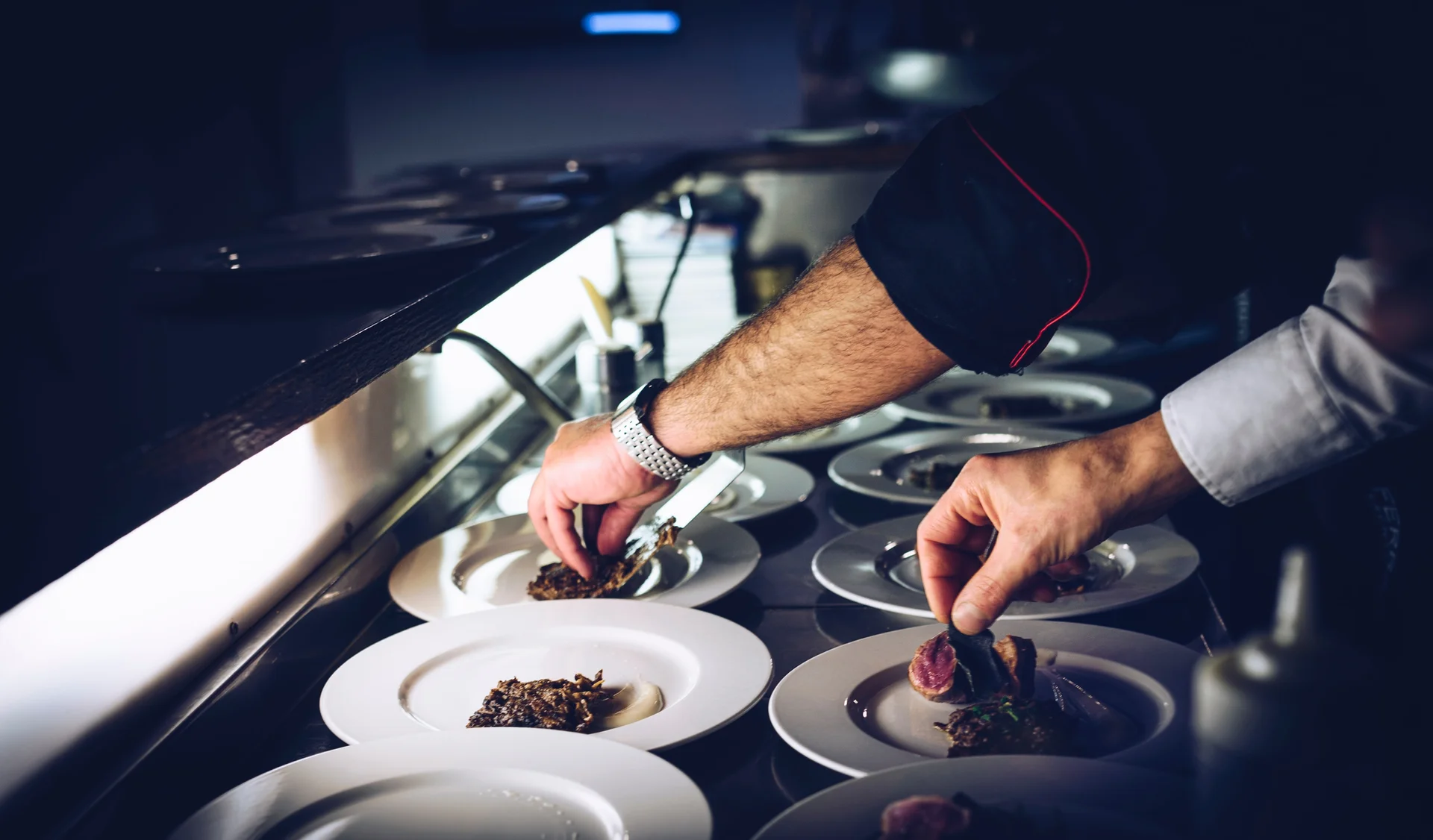 Pessoas montando pratos em restaurante acessível em Paris em post sobre como economizar em hoteis de luxo em Paris