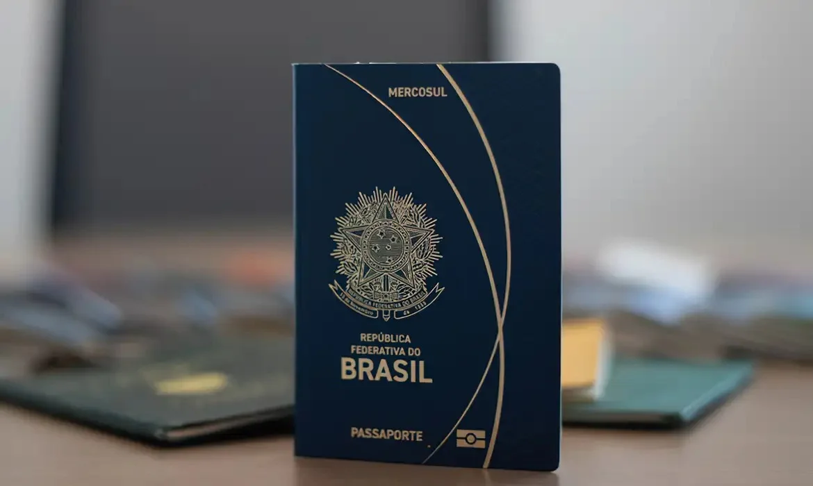 Capa do passaporte brasileiro sobre uma mesa, indicando o primeiro passo para quem deseja viajar para os EUA.