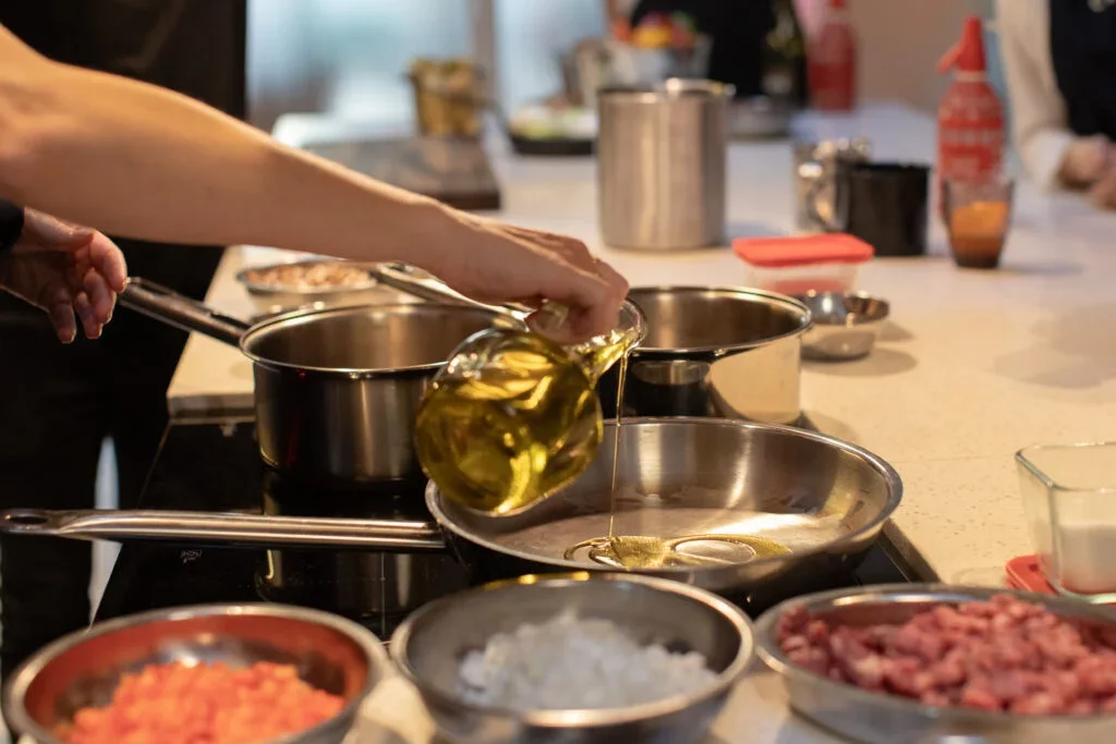 Detalhe do ambiente de Criolla Cooking & Wine, com utensílios de cozinha rústicos e vinhos expostos.