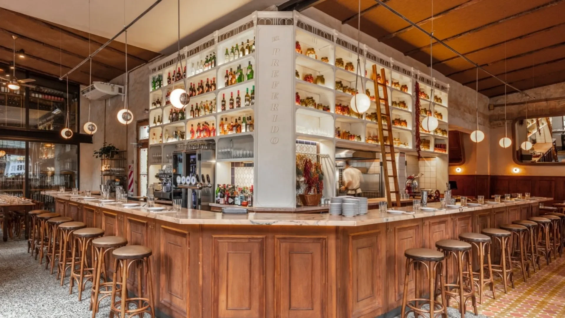 Fachada colorida do restaurante El Preferido, com elementos arquitetônicos tradicionais e atmosfera vibrante.