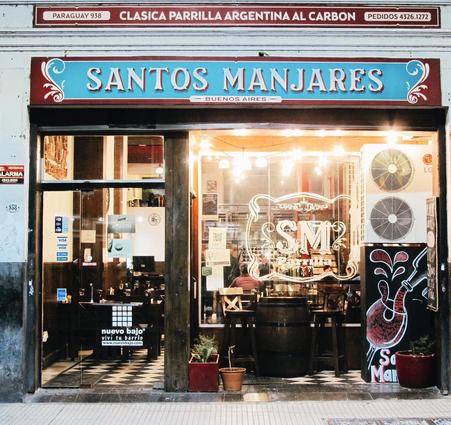 Ambiente descontraído do restaurante Santos Manjares, com mesas simples e atmosfera familiar.