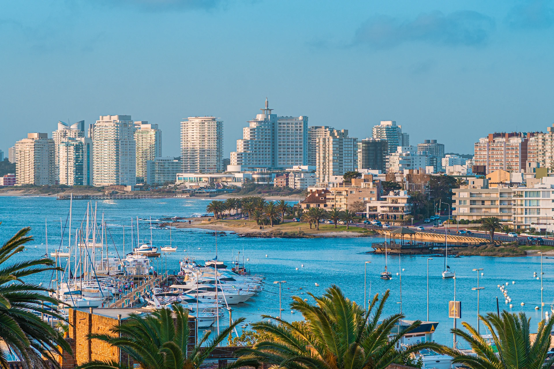 mar de punta del este com predio ao fundo, com o cassino centralizado